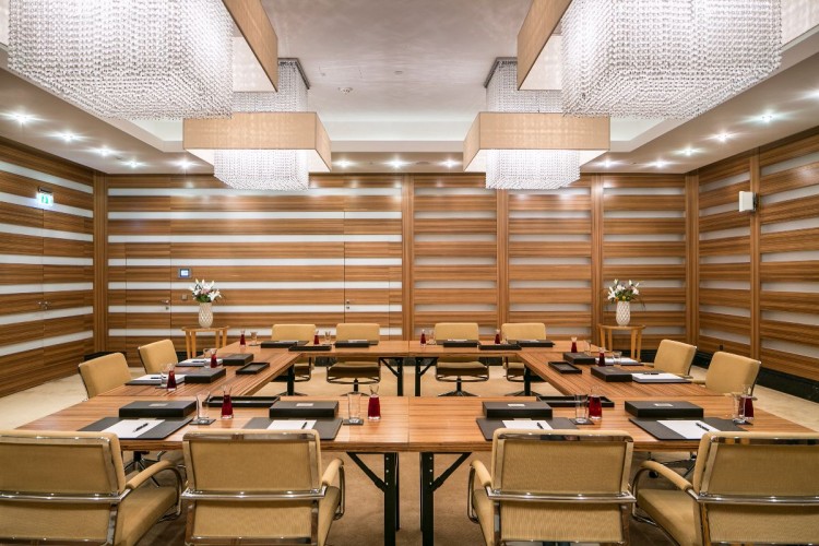 Falkensteiner Schlosshotel Velden, Velden – image 2